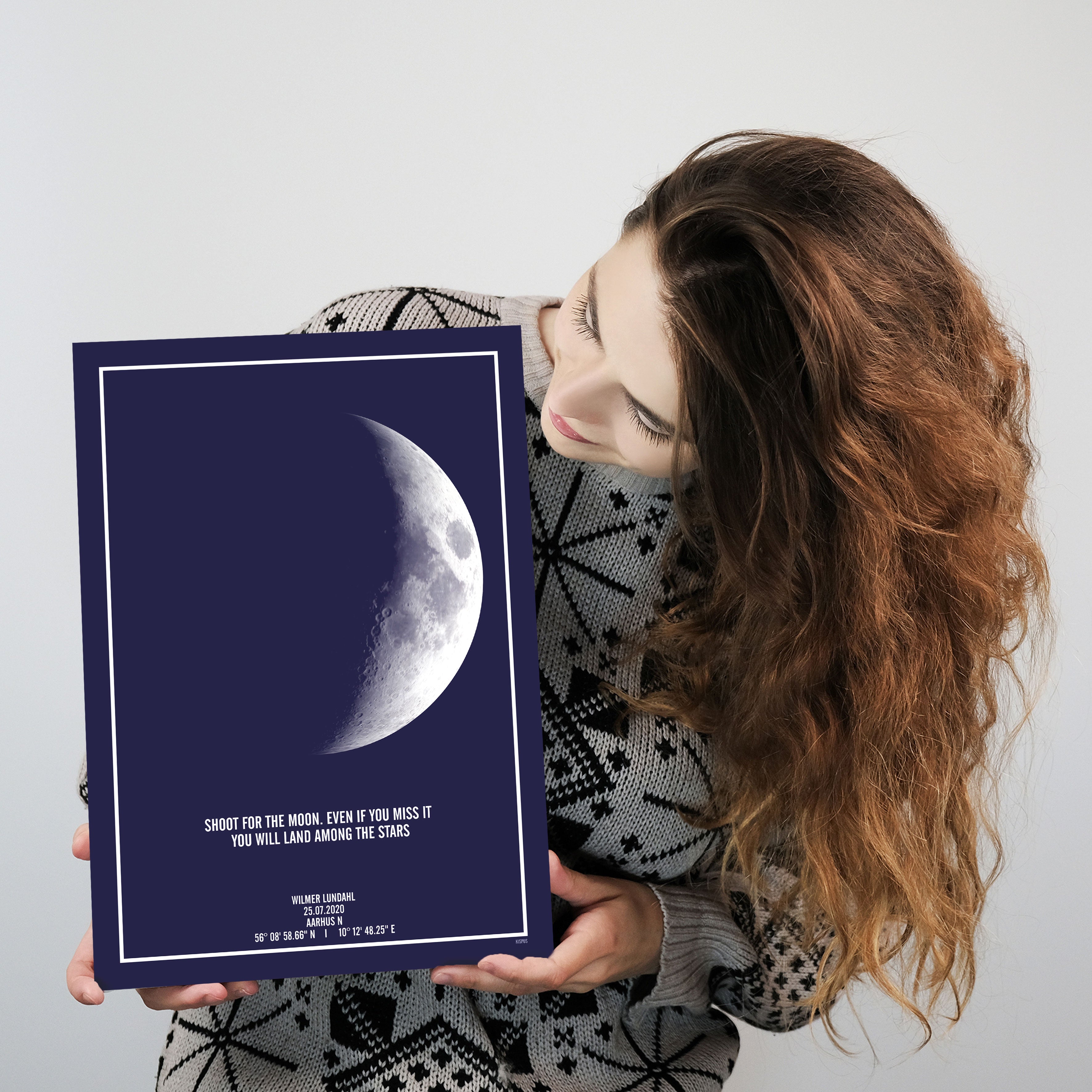 Måne plakat med tekst"Shoot for the moon" i mørkeblå