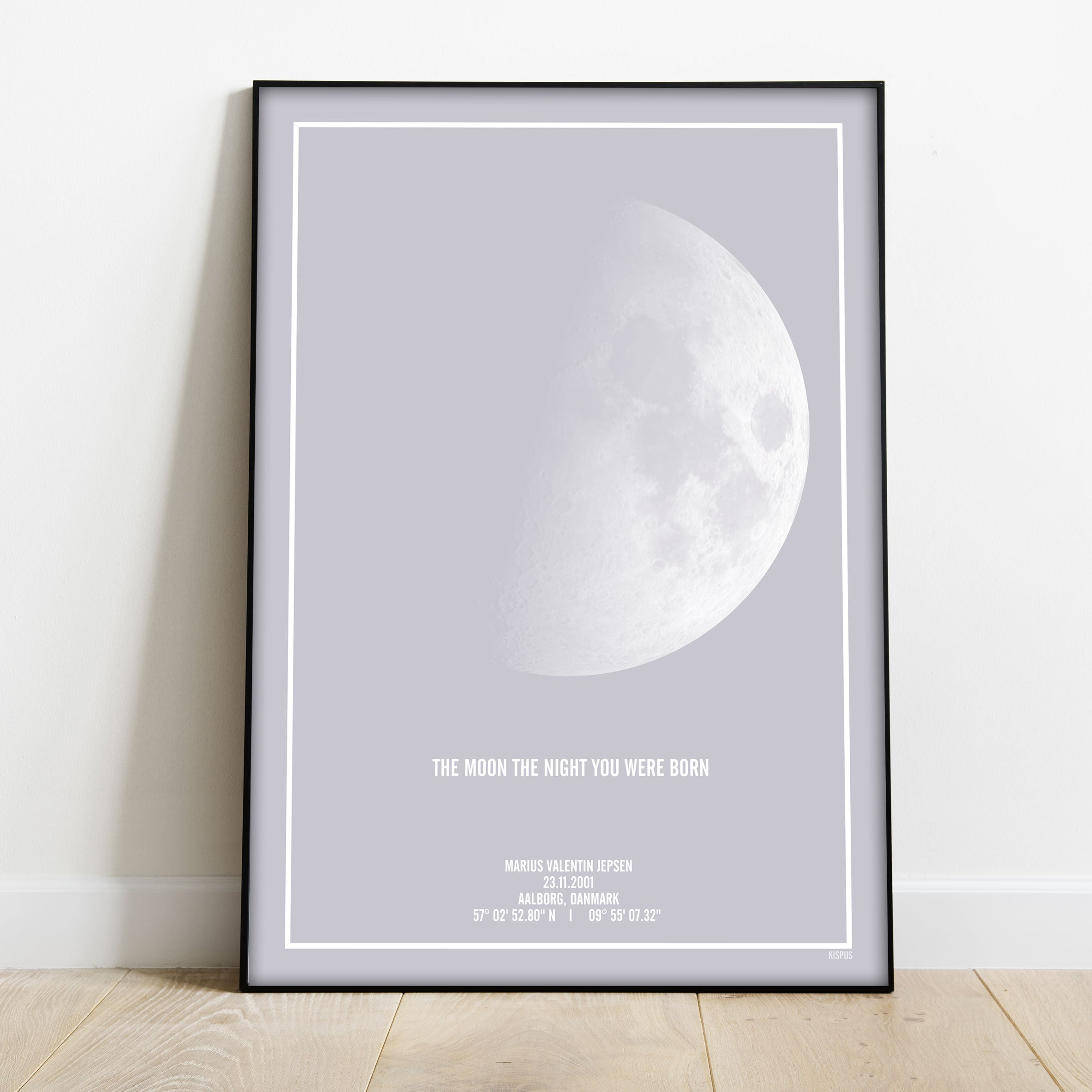 Lysegår måneplakat med teksten THE MOON THE NIGHT YOU WERE BORN