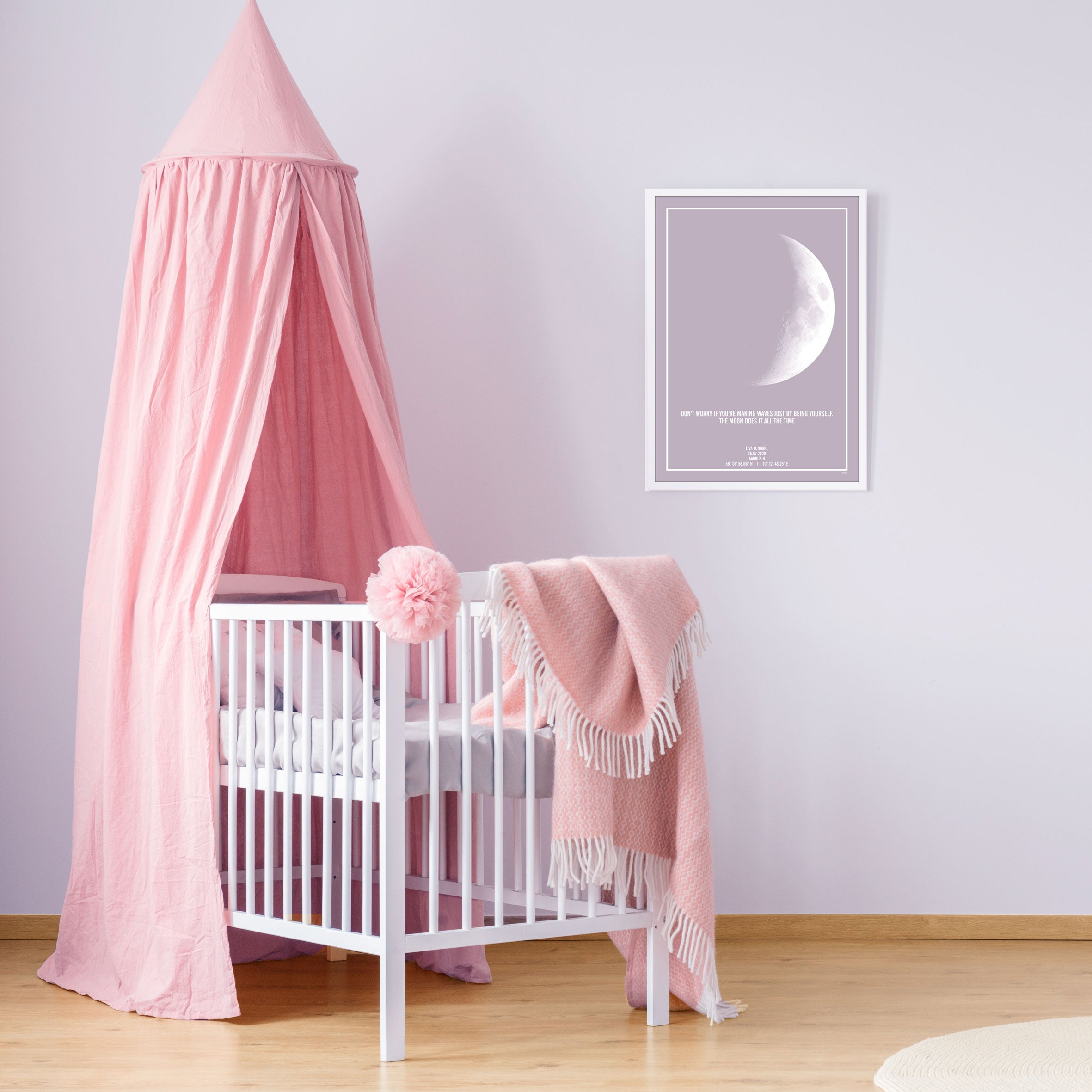 Lyselilla baby plakat med print af månen til baby pige værelset