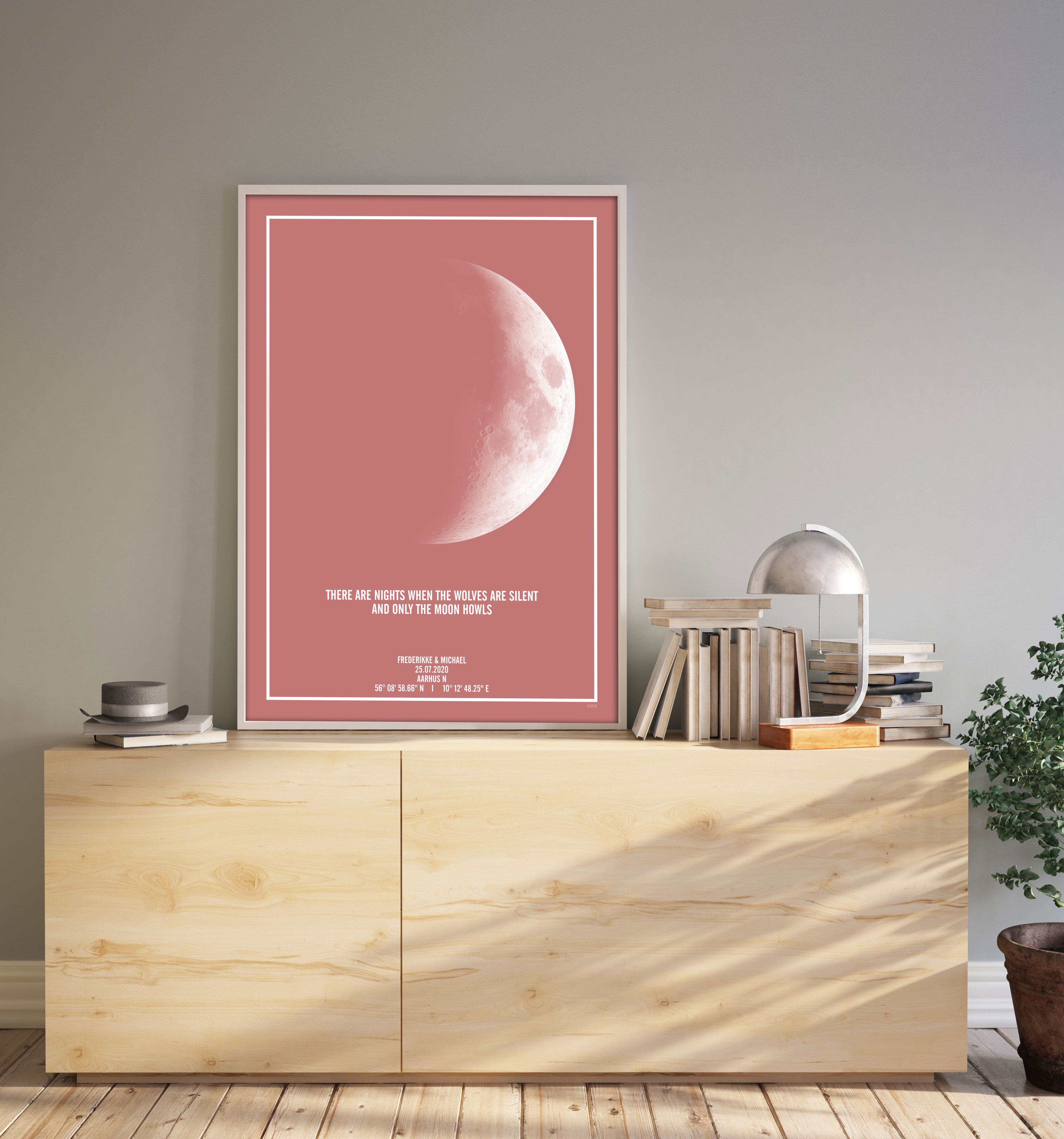 Måne plakat i faven blush på reol i stueindretning